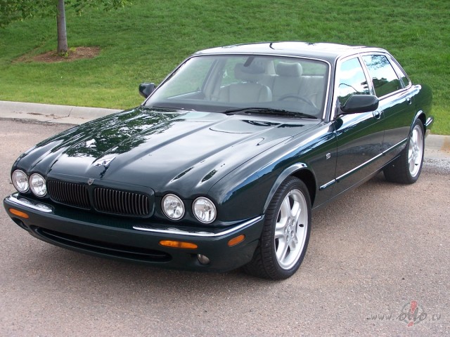 Jaguar XJ8 foto attēls