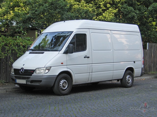 Mercedes Sprinter foto attēls