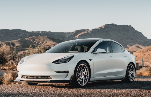 Tesla Model 3 foto attēls