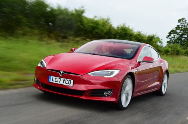 Tesla Model S foto attēls
