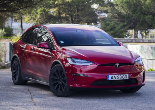 Tesla Model X foto attēls