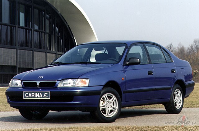 Toyota Carina E foto attēls