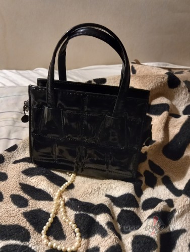 Kādā krāsā manai somiņai jābūt, ja es valkāšu violetu kostīmu? foto