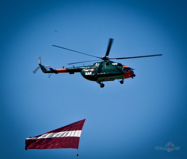 Helikopters ar Latvijas karogu