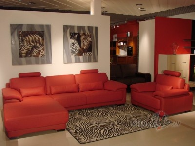 Krāsojums pie sarkana dīvāna foto